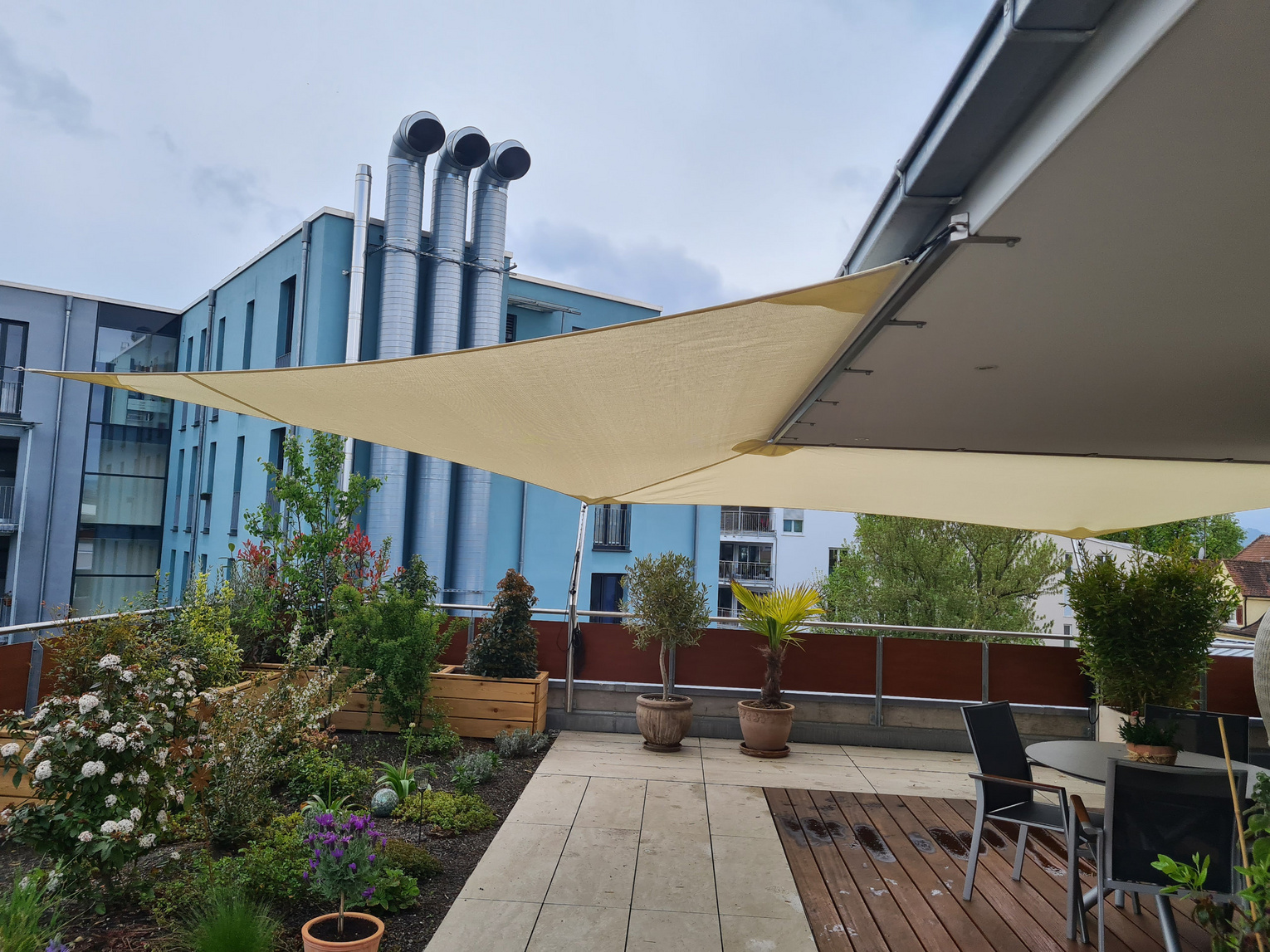 Dreieckiges Sonnensegel über einer Terrasse