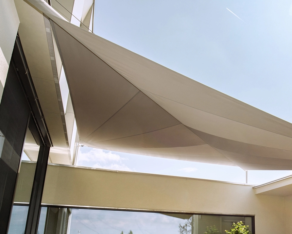 Sonnensegel gespannt auf einer modernen Terrasse