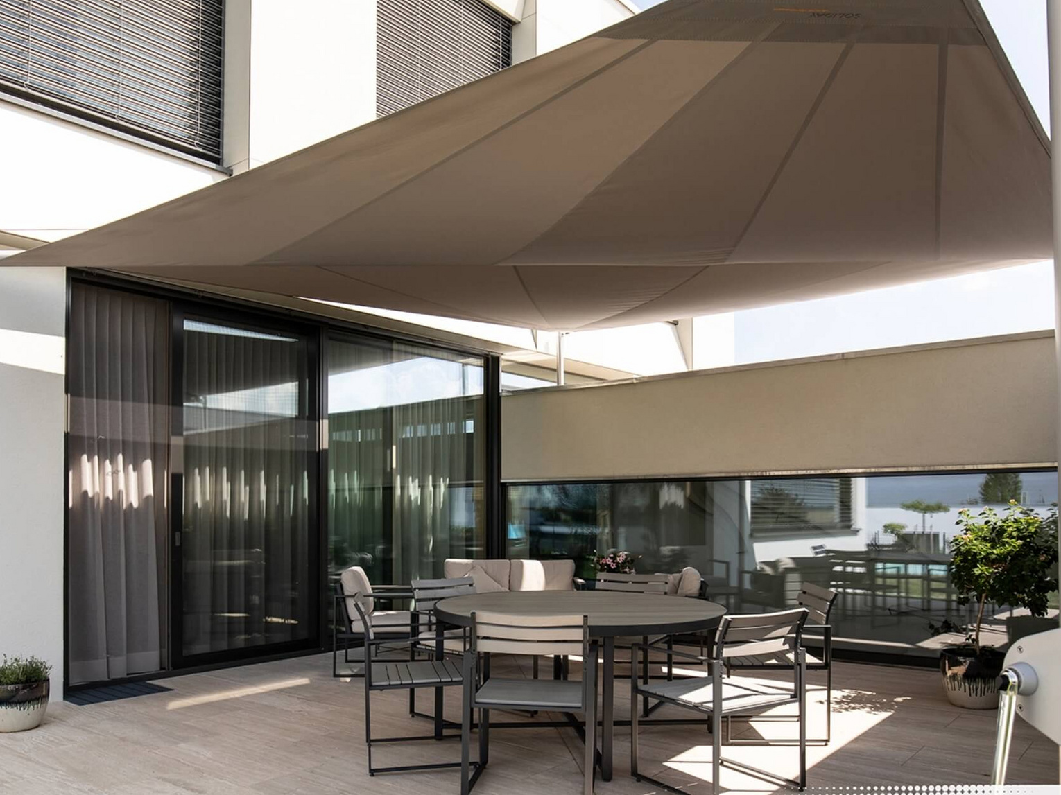 Sonnensegel auf einer Neubauterrasse