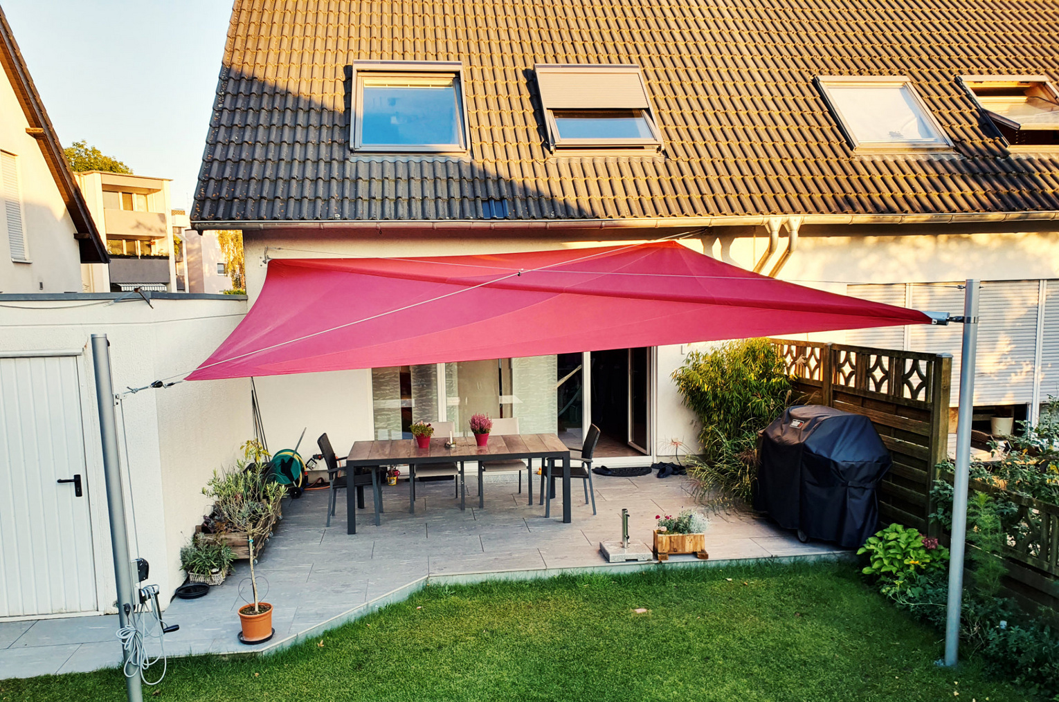 Rotes Sonnensegel auf einer Hausterrasse
