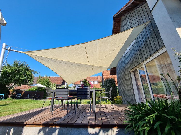 Cremefarbenes Sonnensegel auf einer Terrasse 