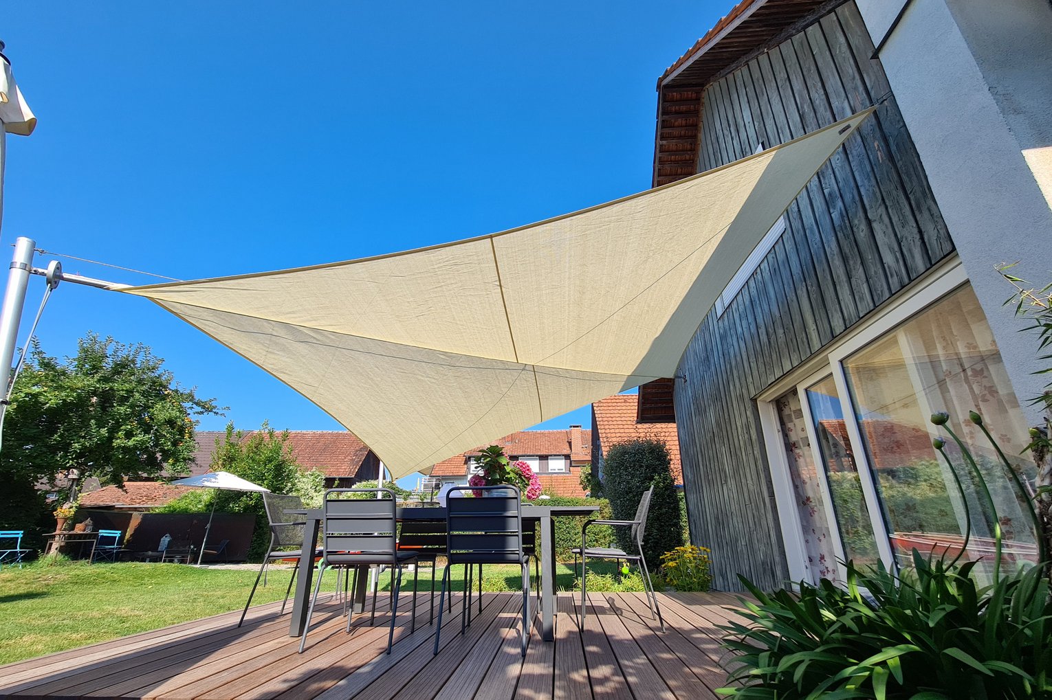 Cremefarbenes Sonnensegel auf einer Terrasse 