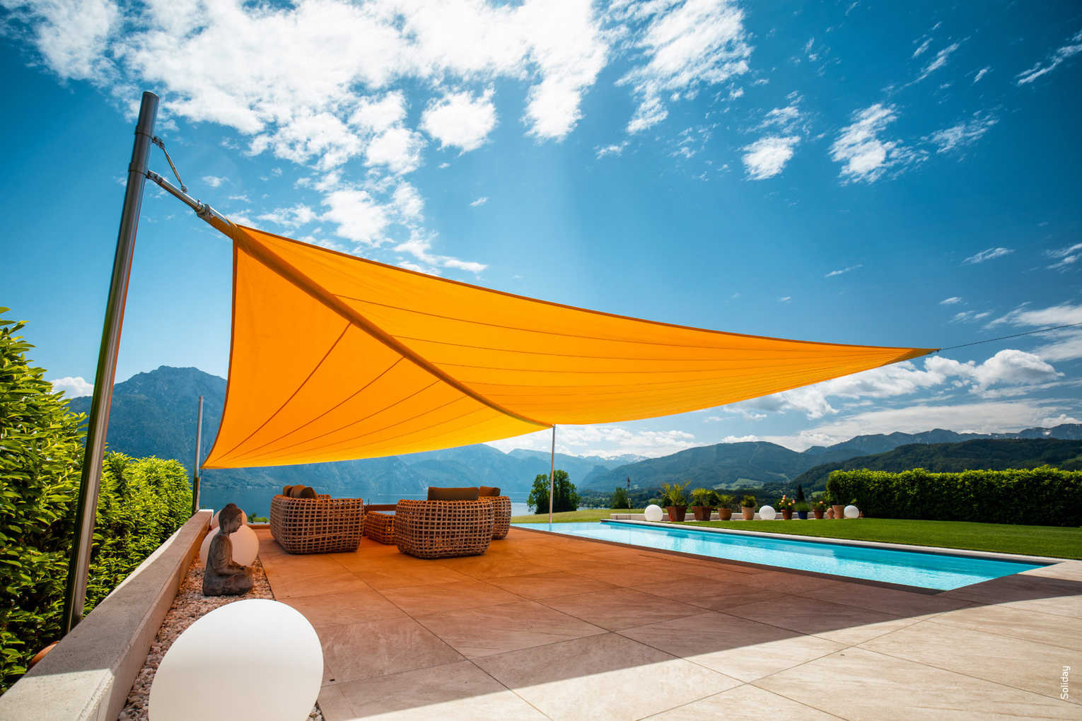 Oranges Sonnensegel auf einer Terrasse mit Pool