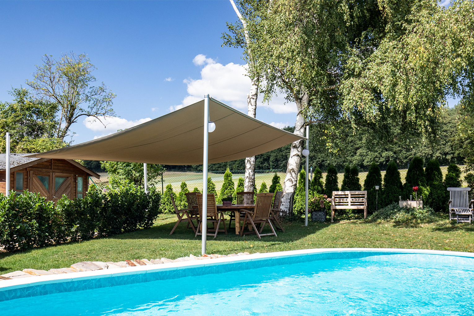 Sonnensegel gespannt an einer Poolarea