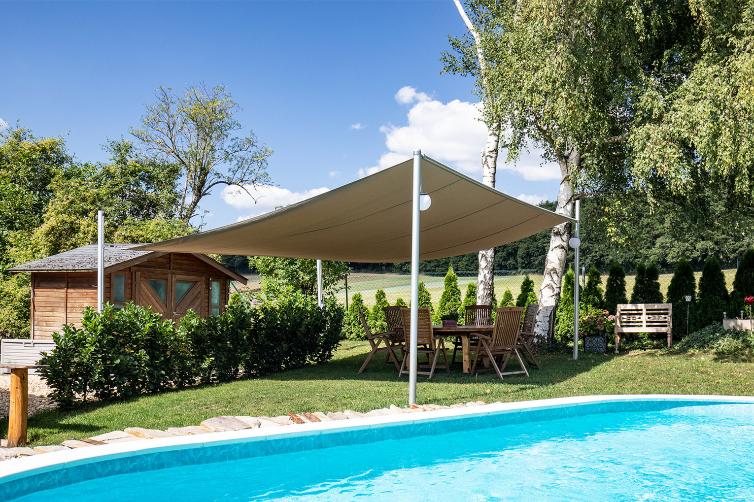 Sonnensegel gespannt an einer Poolarea