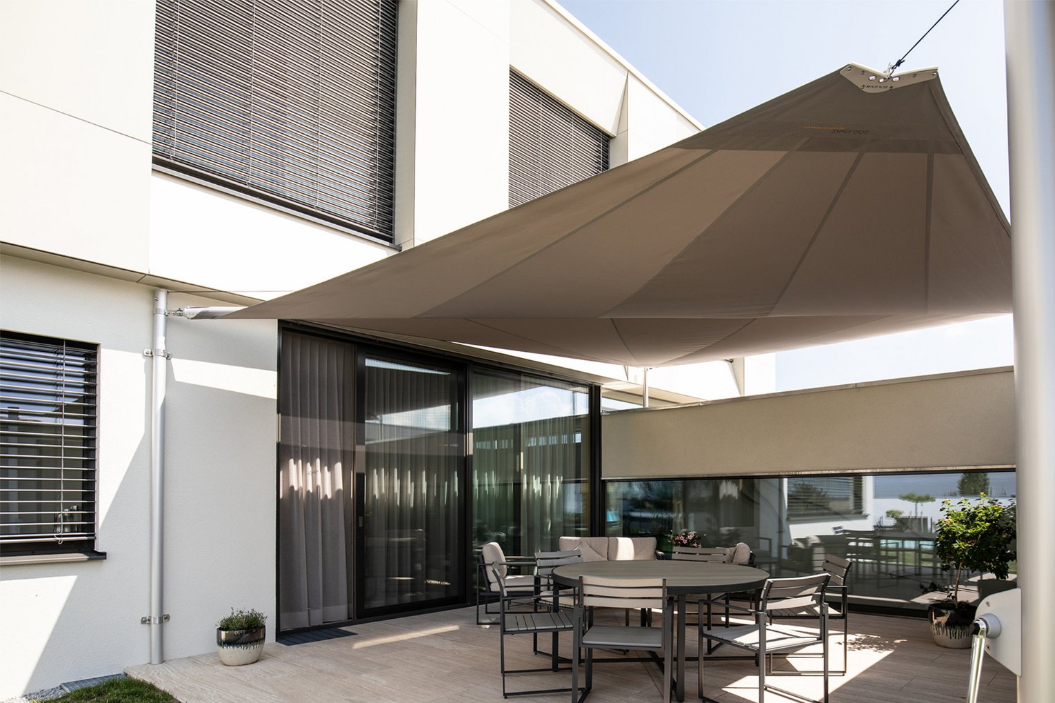 Vollautomatisches Sonnensegel über einer modernen Terrasse