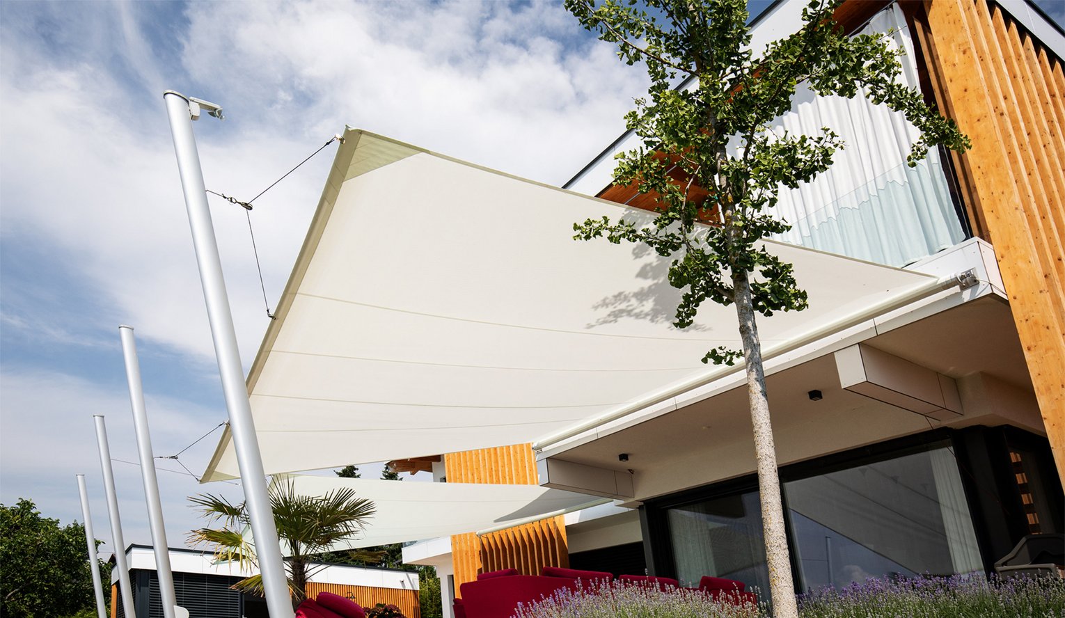Sonnensegel vor modernem Haus