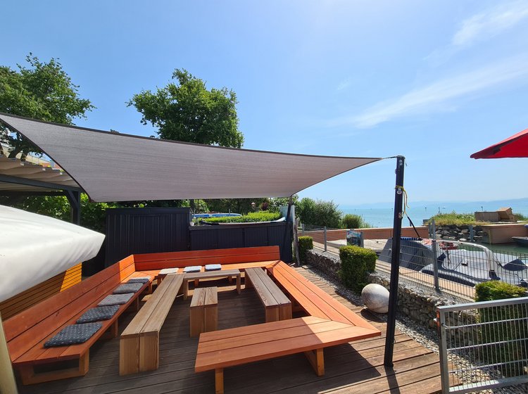 Schöne Terrasse mit blauem Himmel und Sonnensegel