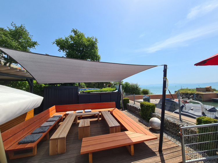 Schöne Terrasse mit blauem Himmel und Sonnensegel