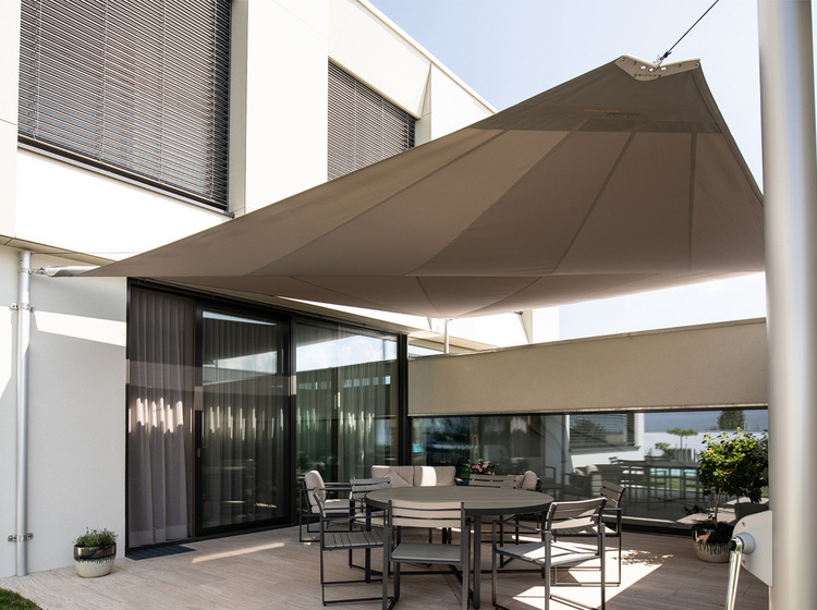 Vollautomatisches Sonnensegel über einer modernen Terrasse