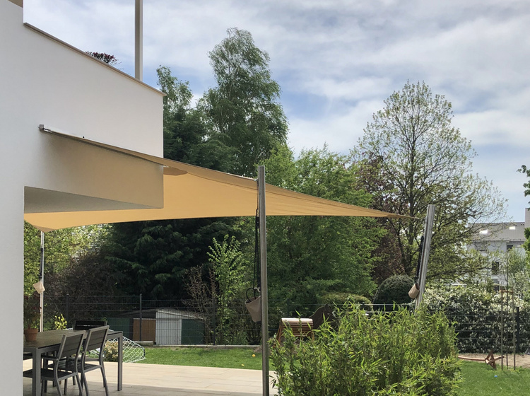 Sonnensegel auf Terrasse mit Naturblick